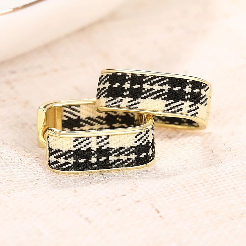 Huitan-pendientes de aro elegantes con diseño de tela para mujer, accesorios nobles de Metal de Color dorado para boda, joyería de fiesta a la moda encantadora