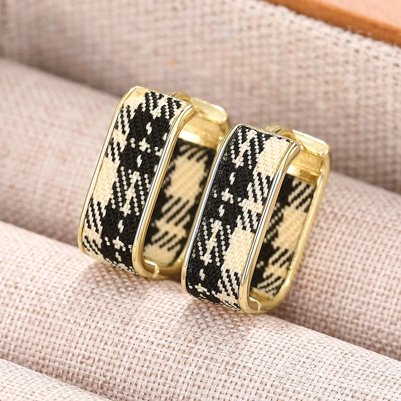 Huitan-pendientes de aro elegantes con diseño de tela para mujer, accesorios nobles de Metal de Color dorado para boda, joyería de fiesta a la moda encantadora