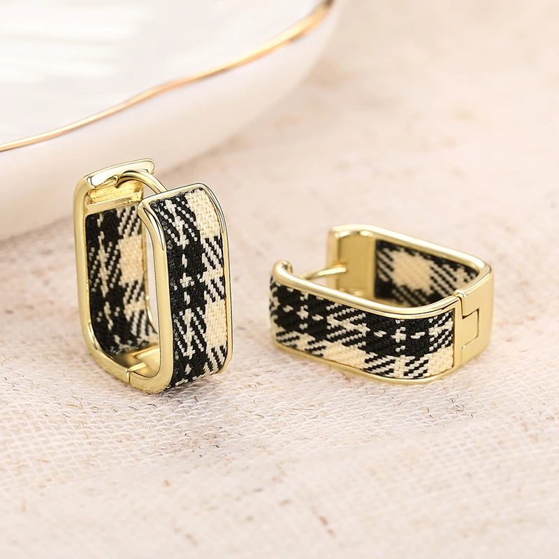 Huitan-pendientes de aro elegantes con diseño de tela para mujer, accesorios nobles de Metal de Color dorado para boda, joyería de fiesta a la moda encantadora