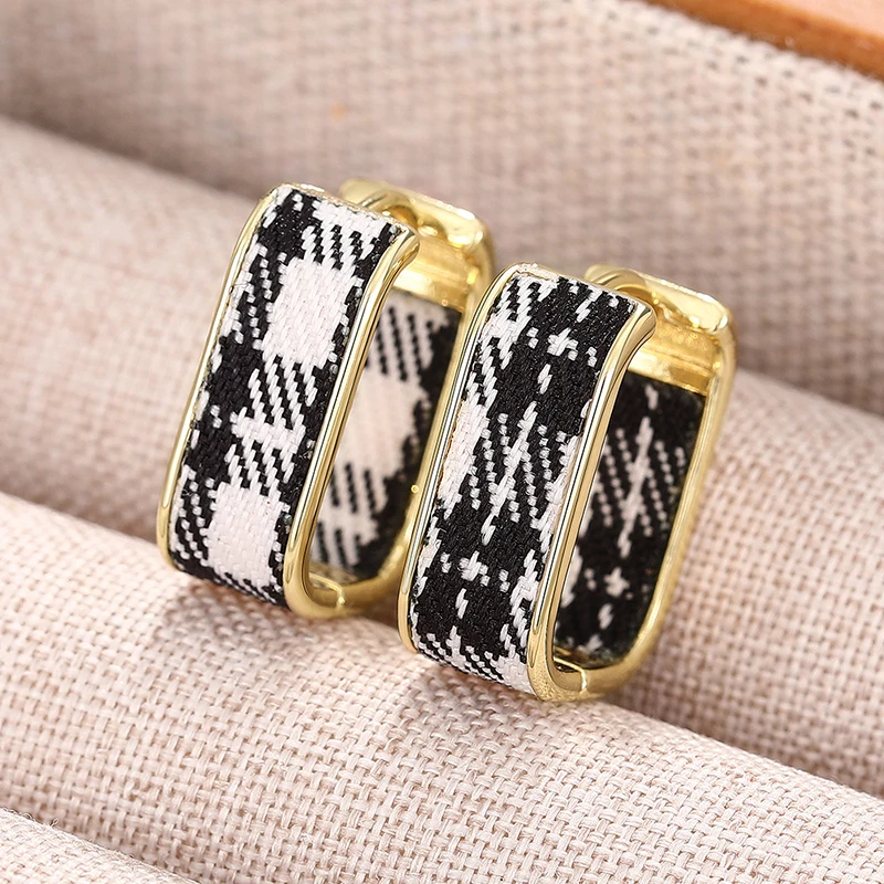 Huitan-pendientes de aro elegantes con diseño de tela para mujer, accesorios nobles de Metal de Color dorado para boda, joyería de fiesta a la moda encantadora