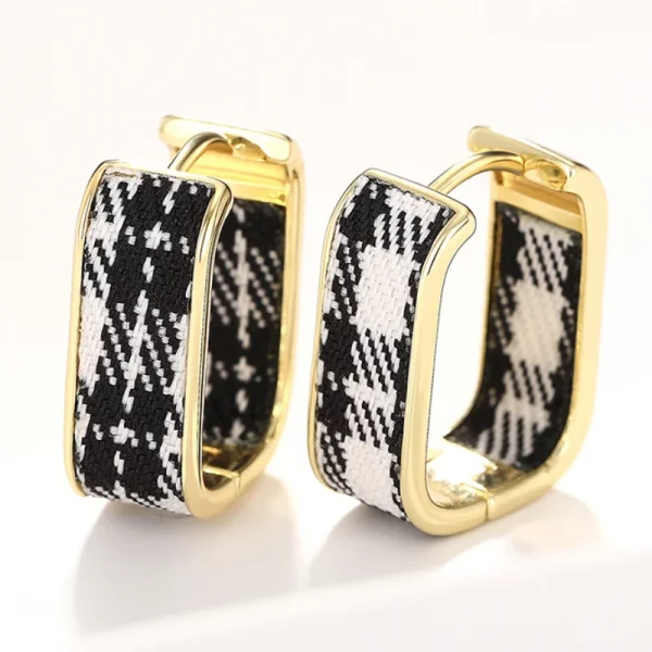 Huitan-pendientes de aro elegantes con diseño de tela para mujer, accesorios nobles de Metal de Color dorado para boda, joyería de fiesta a la moda encantadora