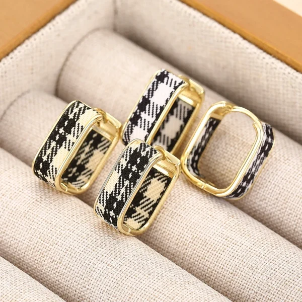 Huitan-pendientes de aro elegantes con diseño de tela para mujer, accesorios nobles de Metal de Color dorado para boda, joyería de fiesta a la moda encantadora