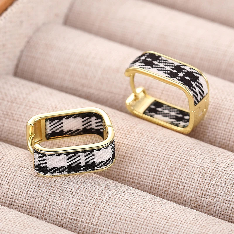 Huitan-pendientes de aro elegantes con diseño de tela para mujer, accesorios nobles de Metal de Color dorado para boda, joyería de fiesta a la moda encantadora