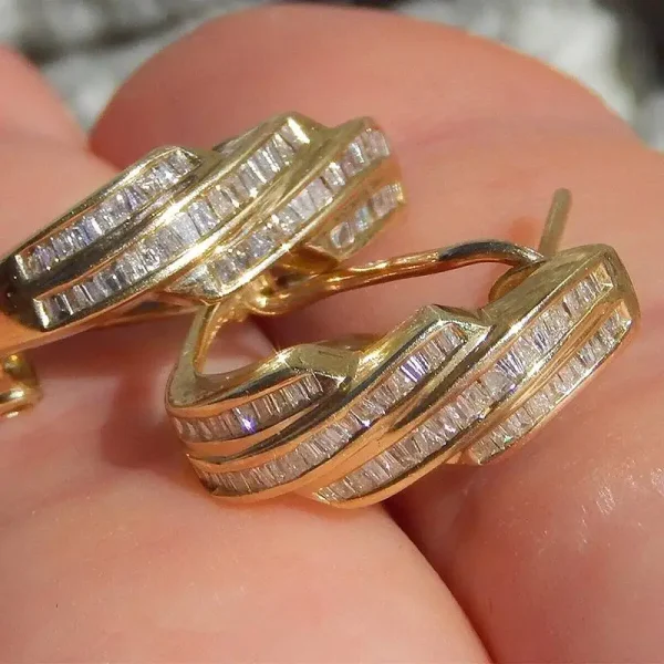 Huitan-Anillo encantador de lujo para mujer, Color dorado con incrustaciones de circonita cúbica brillante, accesorios de moda para fiesta de boda, joyería Noble