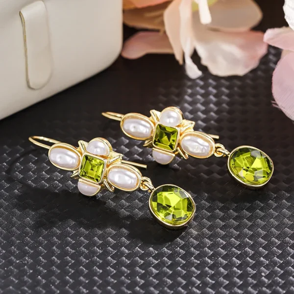 Huitan-pendientes colgantes estéticos para mujer, accesorios elegantes de compromiso de boda con perlas de imitación, joyería de fiesta CZ verde brillante con incrustaciones