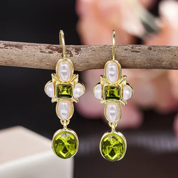 Huitan-pendientes colgantes estéticos para mujer, accesorios elegantes de compromiso de boda con perlas de imitación, joyería de fiesta CZ verde brillante con incrustaciones